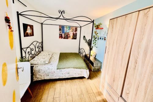 Ένα ή περισσότερα κρεβάτια σε δωμάτιο στο Une chambre chez habitant