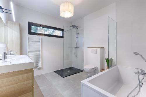 un bagno con vasca, WC e lavandino di Villa Nature à 10 Minutes de Disneyland Paris a Chalifert