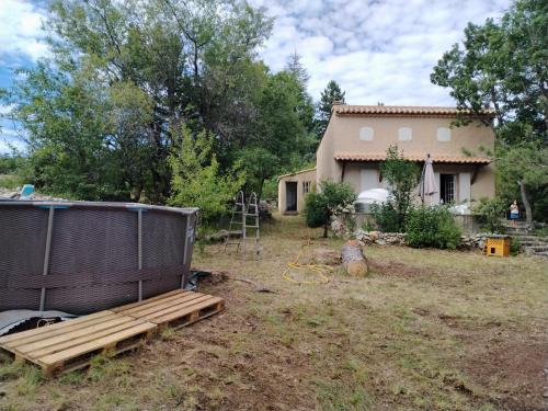 a yard with a house and a fence at maison de 4000m2 in Monieux