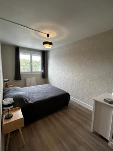 une chambre avec un lit, une table et une fenêtre dans l'établissement Pine 5, à Quend-Plage