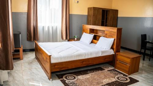 Ένα ή περισσότερα κρεβάτια σε δωμάτιο στο Northern Gateway Hotel and lounge