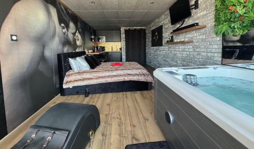 une chambre avec un lit et une baignoire dans l'établissement Evasion en couple cap d'agde, au Cap d'Agde