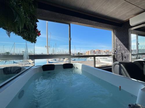 - un bain à remous dans une chambre avec vue sur le port dans l'établissement Evasion en couple cap d'agde, au Cap d'Agde