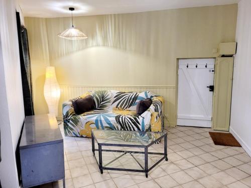 un salon avec un canapé et une table dans l'établissement Le Mathurin - deux pièces à deux pas de l'éléphant, à Nantes