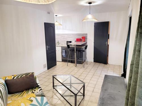 un salon avec un canapé et une table dans l'établissement Le Mathurin - deux pièces à deux pas de l'éléphant, à Nantes