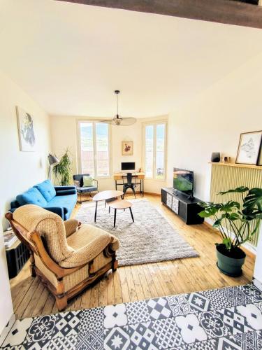 un salon avec un canapé et une table dans l'établissement Appartement 78m - Millau centre - L'échappée belle, à Millau