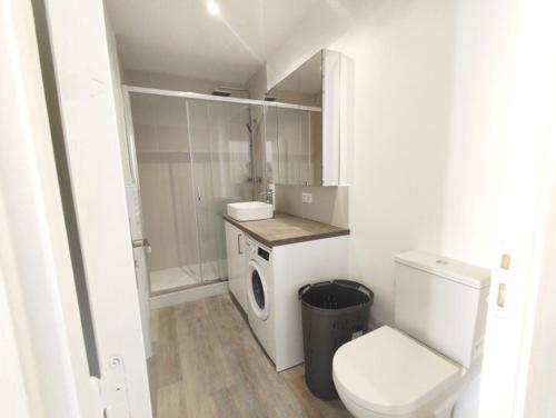 La salle de bains est pourvue de toilettes et d'un lave-linge. dans l'établissement 2pièces - 1 chambre - Port de Nice - balcon, à Nice