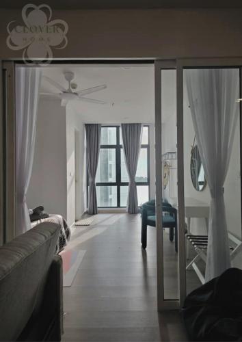 Ruang duduk di The Shore Studio Partial Seaview by Clover Home A1817