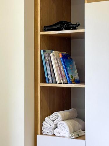 Perpustakaan di vila ini