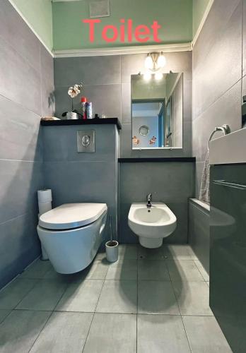 une salle de bain avec toilettes et lavabo dans l'établissement La Vie Est Belle, Chambre privée dans une villa, à Trets