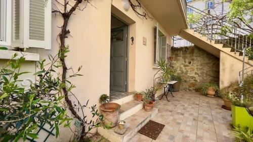 une entrée à une maison avec des plantes en pot dans l'établissement Casamea - Spacieux, Famille, Hyper-centre, à Ajaccio