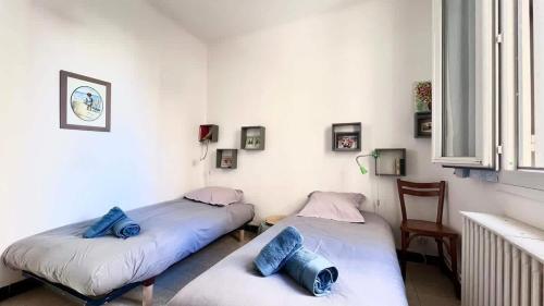 deux lits jumeaux dans une chambre avec fenêtre dans l'établissement Casamea - Spacieux, Famille, Hyper-centre, à Ajaccio