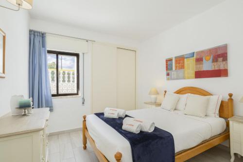 Areias de São João 2BR Apartment - Shared Pool & Terrace, by Hopstays