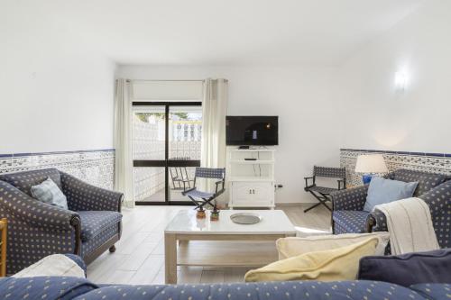 Areias de São João 2BR Apartment - Shared Pool & Terrace, by Hopstays