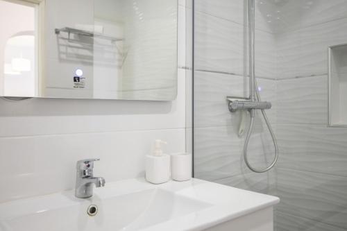 Areias de São João 2BR Apartment - Shared Pool & Terrace, by Hopstays