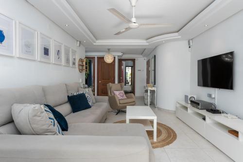 Beautiful 3BR with Garden & Pool Access