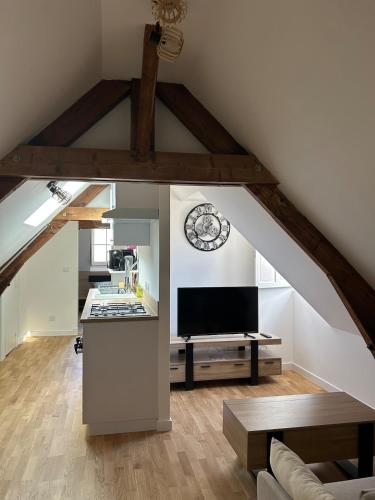 d'une cuisine et d'un salon avec une horloge murale. dans l'établissement Le Pomerol apartment, à Château-Gontier