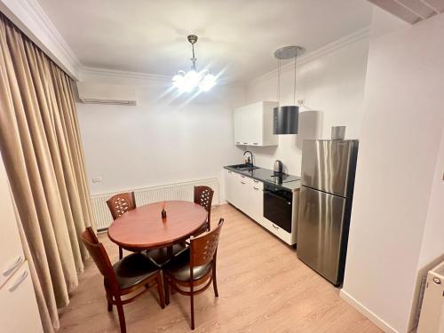 コンスタンツァにあるCazino Residenceのテーブルと冷蔵庫のある小さなキッチン
