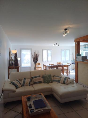 un salon avec un canapé et une table dans l'établissement Ma Chaumiere, à La Cotinière