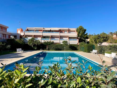 une piscine devant un immeuble dans l'établissement Very nice apartment in residence with pool, à Bandol