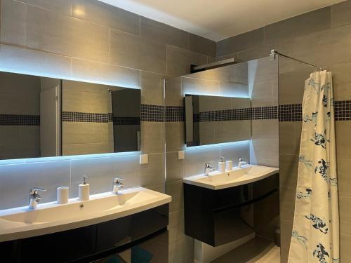 Et badeværelse på Very nice apartment in residence with pool