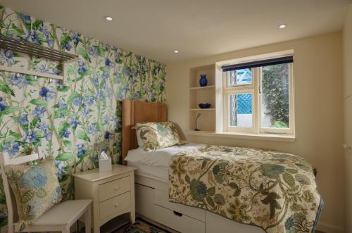 a small bedroom with a bed and a window at Central London House Zone 1 in London