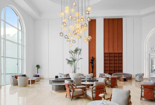 un hall avec des chaises, des tables et un lustre dans l'établissement Albatros Makadi Resort - 24 HRS All Inclusive, à Hurghada