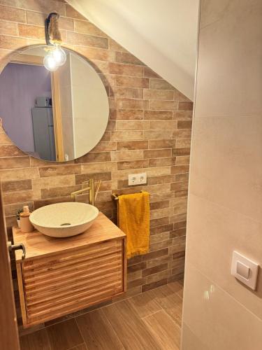 ein Badezimmer mit Waschbecken und Spiegel in der Unterkunft La Casita de San Benito in Cazalla de la Sierra