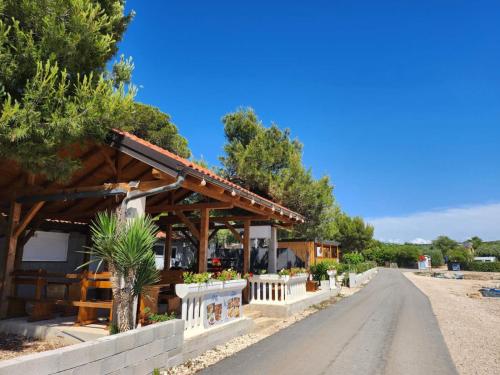 Το κτήριο όπου στεγάζεται  η παραθεριστική κατοικία