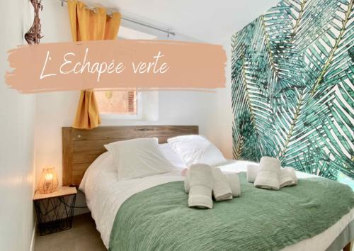 une chambre avec un grand lit avec deux oreillers dessus dans l'établissement La croisée des chemins, à Montauban