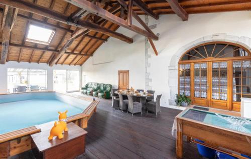 Amazing Home In Saint-Pé-De-Léren