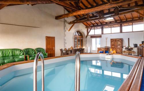 une piscine dans une maison avec piscine dans l'établissement Amazing Home In Saint-Pé-De-Léren, à Saint-Pé-de-Léren