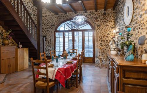 une salle à manger avec une longue table avec des chaises dans l'établissement Amazing Home In Saint-Pé-De-Léren, à Saint-Pé-de-Léren