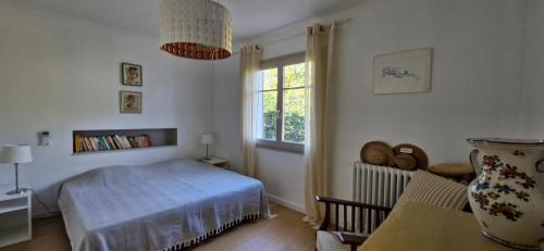 une chambre avec un lit et une fenêtre dans l'établissement L'Horizon D'Azur, à Roquebrune-sur Argens