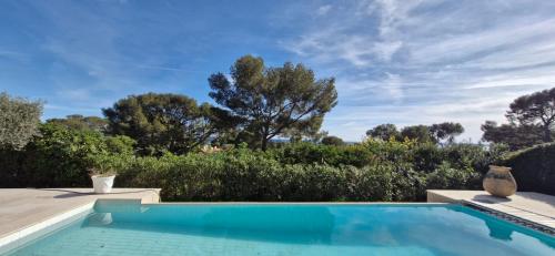 - une piscine avec vue sur les arbres et les buissons dans l'établissement L'Horizon D'Azur, à Roquebrune-sur Argens