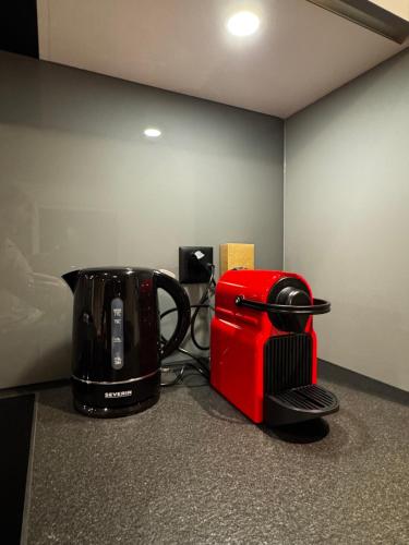 Příslušenství pro přípravu čaje a kávy v ubytování Luxury Studio 111 - Orange