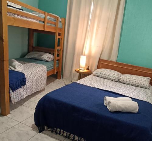 Ένα ή περισσότερα κρεβάτια σε δωμάτιο στο Casa Azul - 6 pessoas, pet friendly