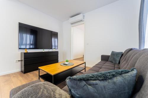Flex SelfCheckIns 98 - Zagreb - 2 Bedrooms - Parking - Loggia