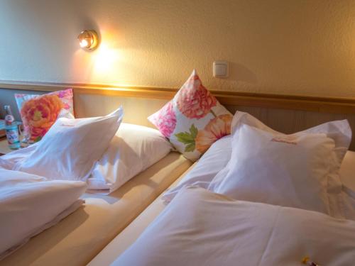 a hotel room with two beds with white pillows at Gästehaus zur ehemaligen Mehlwaage wohnen und genießen in Bamberg