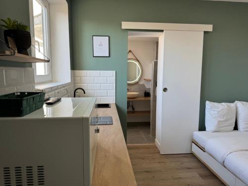 a kitchen with a counter and a bed in a room at Studio Ekoh, centre de Dax in Dax