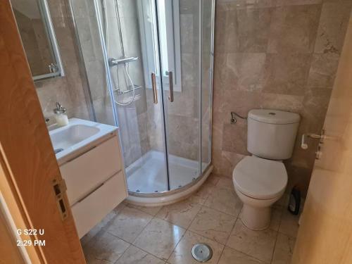 ein Badezimmer mit Dusche, Toilette und Waschbecken in der Unterkunft Luxury Villa with Stunning Views in Torre-Pacheco in Torre-Pacheco