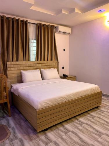 Chrispol hotel and suites房間的床