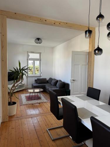 a living room with a table and a couch at Casa di Sori Familienurlaub in Wöllstein in Wöllstein