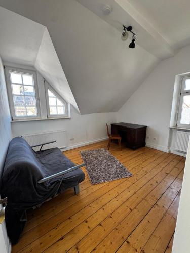 a room with a bed and a desk in it at Casa di Sori Familienurlaub in Wöllstein in Wöllstein