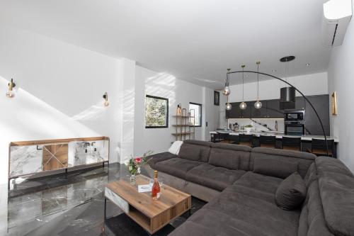 un salon avec un canapé et une table dans l'établissement MAURA - Maison Mentonnaise - Parking - Terrasse, à Sainte-Agnès