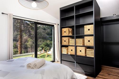 Giường trong phòng chung tại MAURA - Maison Mentonnaise - Parking - Terrasse