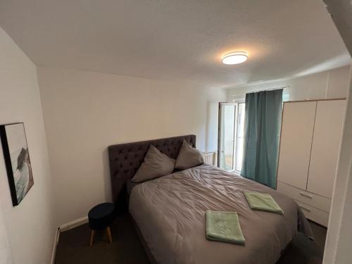 a bedroom with a bed with two green towels on it at Wohnung mit Balkon am Rhein in Düsseldorf