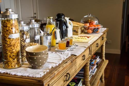 een houten tafel met eten erop bij Anita's Bed and Breakfast in Barcelona