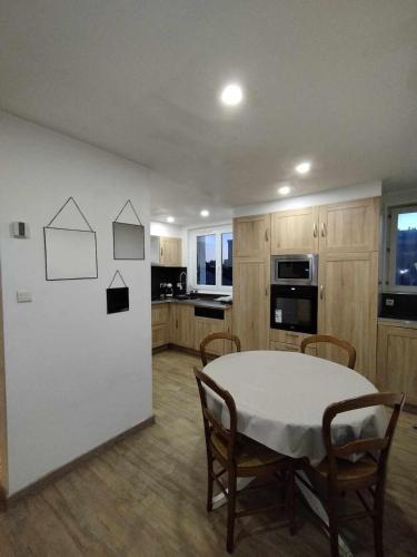 une cuisine avec une table et des chaises dans une pièce dans l'établissement Avignonnaise escape, à Avignon