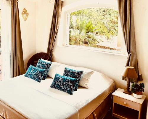 - une chambre avec une fenêtre et un lit avec des oreillers dans l'établissement Le Mas d'Olivier, au Plan-de-la-Tour